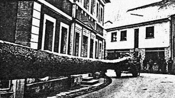 Maßarbeit war gefragt, als der Baum durch die Wallenfelser Engstelle transportiert wurde. Dieses Spektakel hatten zahlreiche Bürger an der Straße mitverfolgt.