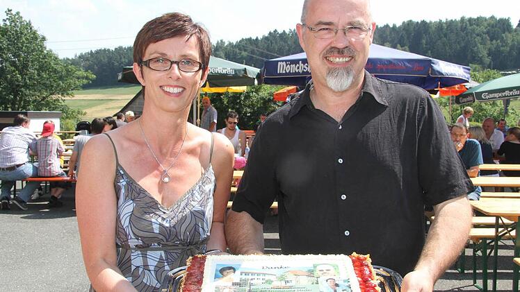 Mit einer Torte feiern Lehrerin Daniela Navjoks und der kommissarische Schulleiter Gerhard Neuberg Abschied.