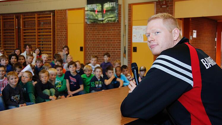 100 Kinder aus der Grund- und Mittelschule lauschen Neumanns Geschichten.