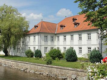 Idyllisch präsentiert sich das Spital am Kronach-Fluss. Ob oder wann wieder Senioren dort wohnen können, steht momentan noch in den Sternen. Foto: Marco Meißner