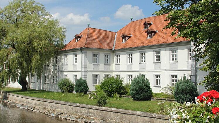 Idyllisch präsentiert sich das Spital am Kronach-Fluss. Ob oder wann wieder Senioren dort wohnen können, steht momentan noch in den Sternen. Foto: Marco Meißner