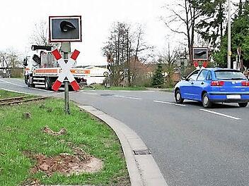 Derzeit endet der Gehweg entlang der Staatsstraße vor dem Bahnübergang. Er soll bis zum Norma-Parkplatz verlängert werden. Foto: Archiv/See