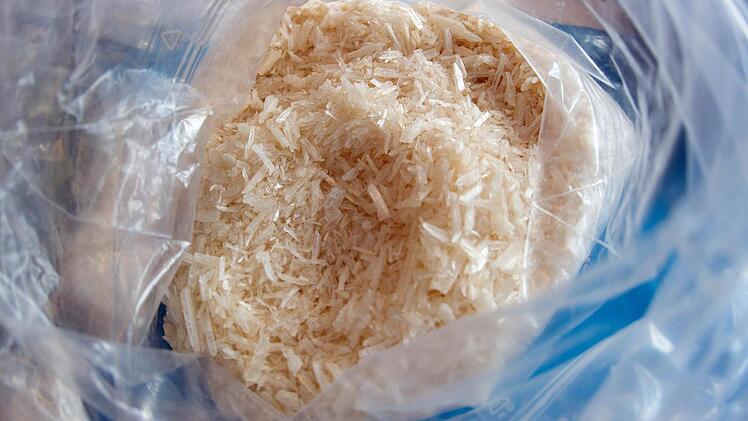 Sichergestelltes N-Methylamphetamin (umgangssprachlich abgekürzt Meth oder Crystal) - dieses Rauschgift hat der verurteilte 27-Jährige im Landkreis Coburg verkauft. Nun muss der Mann, selbst drogenabhängig, vier Jahre ins Gefängnis und in eine Entziehungsanstalt.  Foto: Arno Burgi/dpa