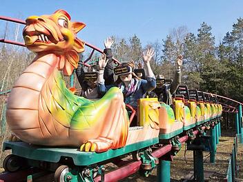 W&auml;hrend der virtuellen Kutschfahrt sitzen die Besucher in der realen Achterbahn. Fotos: Barbara Herbst