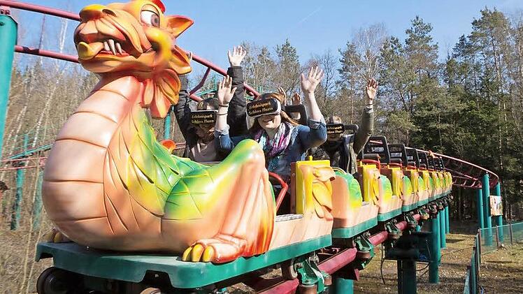 W&auml;hrend der virtuellen Kutschfahrt sitzen die Besucher in der realen Achterbahn. Fotos: Barbara Herbst