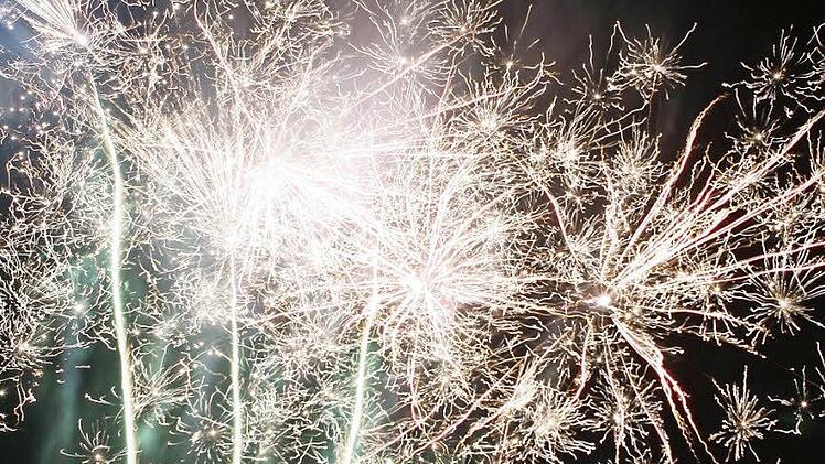 An runden Geburtstagen und Jubiläen dürfen die Marktzeulner auch privat ein Feuerwerk abbrennen. Foto: Jochen Nützel
