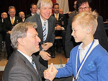 Leon Fehn war der Jüngste unter den Geehrten. Er wurde für seine Leistungen in Karate geehrt. Mit im Bild: Landrat Klaus Löffler und Regierungsvizepräsident, Thomas Engel. Foto: Veronika Schadeck