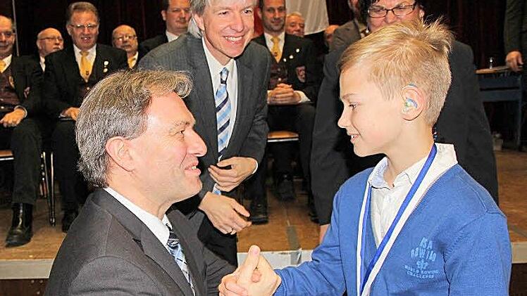 Leon Fehn war der Jüngste unter den Geehrten. Er wurde für seine Leistungen in Karate geehrt. Mit im Bild: Landrat Klaus Löffler und Regierungsvizepräsident, Thomas Engel. Foto: Veronika Schadeck