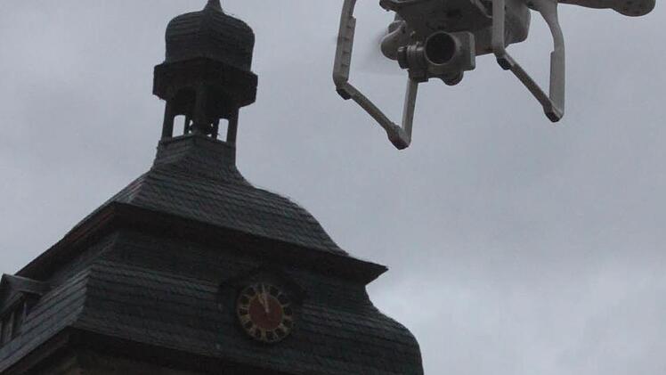 Ufo über dem Staffelsteiner Stadtturm? Nein, das ist die Drohne von Marco Freitag. Foto: Matthias Einwag