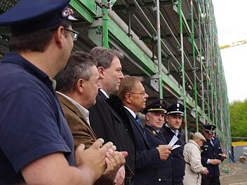 Bürgermeister Wolfgang Beiergrößlein (4. v. l.) freute sich darüber, dass viele Bürger und ebenso zahlreiche Feuerwehrleute gekommen waren, um das Richtfest für das neue Feuerwehrzentrum zu feiern. Mit im Bild sind (v. l.): Hauptamtsleiter Stefan Wicklein, SPD-Kreistagsfraktionsvorsitzender Richard Rauh, Landrat Klaus Löffler, Kreisbrandrat Joachim Ranzenberger und der Kronacher Kommandant Martin Panzer. Foto: Marco Meißner