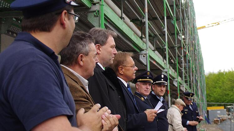 Bürgermeister Wolfgang Beiergrößlein (4. v. l.) freute sich darüber, dass viele Bürger und ebenso zahlreiche Feuerwehrleute gekommen waren, um das Richtfest für das neue Feuerwehrzentrum zu feiern. Mit im Bild sind (v. l.): Hauptamtsleiter Stefan Wicklein, SPD-Kreistagsfraktionsvorsitzender Richard Rauh, Landrat Klaus Löffler, Kreisbrandrat Joachim Ranzenberger und der Kronacher Kommandant Martin Panzer. Foto: Marco Meißner