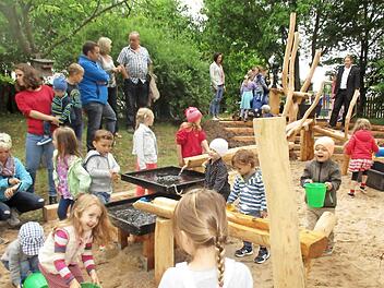 Begeistert nahmen die Kinder den neue Spielplatz in Betrieb. Foto: privat