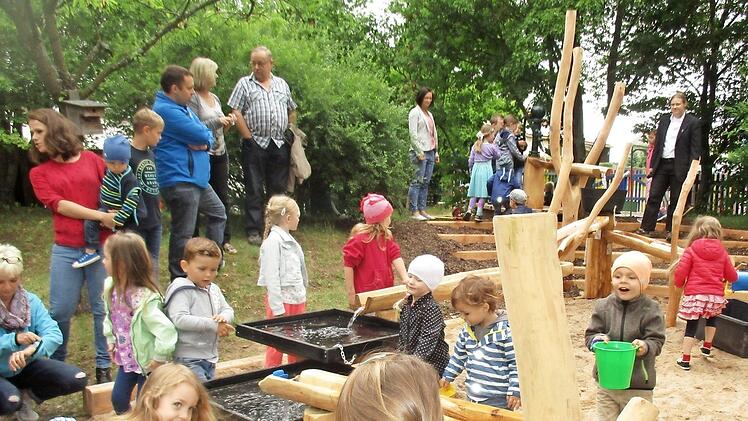 Begeistert nahmen die Kinder den neue Spielplatz in Betrieb. Foto: privat
