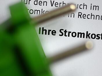 Der Strompreis setzt sich aus den Produktionskosten, Steuern, Abgaben, Umlagen und Netzentgelten der Betreiber zusammen. Foto: Jens Kalaene, dpa