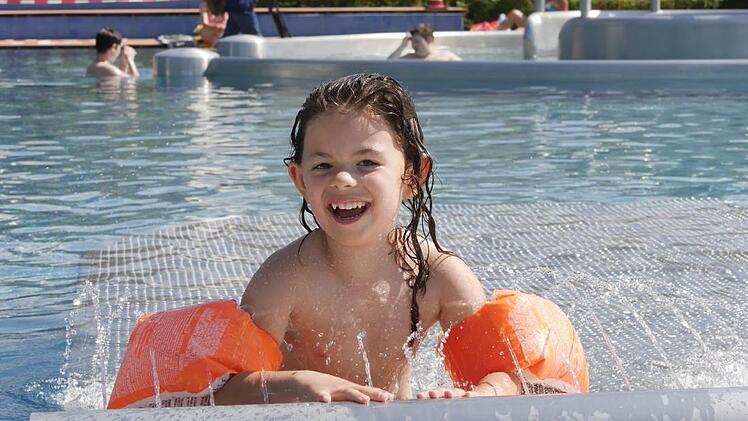 Vorschulkind Rylee (5) aus dem Kindergarten "Farbenfroh"  zählte mit ihrer Mama ebenfalls zu den ersten Badegästen und das kleine  Mädchen hatte so richtig viel Platz zum Schwimmen.    Foto: Manja von Nida