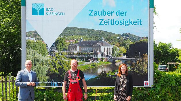 Oberb&uuml;rgermeister Dr. Dirk Vogel (l.) und die  Gesch&auml;ftsf&uuml;hrerin der Bayerischen Staatsbad Bad Kissingen GmbH, Kurdirektorin Sylvie Thormann (r.)m pr&auml;sentieren das erste Gro&szlig;fl&auml;chenplakat in der Stadt. Foto: Mario Selzer