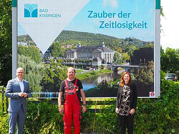 Oberbürgermeister Dr. Dirk Vogel (l.) und die  Geschäftsführerin der Bayerischen Staatsbad Bad Kissingen GmbH, Kurdirektorin Sylvie Thormann (r.)m präsentieren das erste Großflächenplakat in der Stadt. Foto: Mario Selzer
