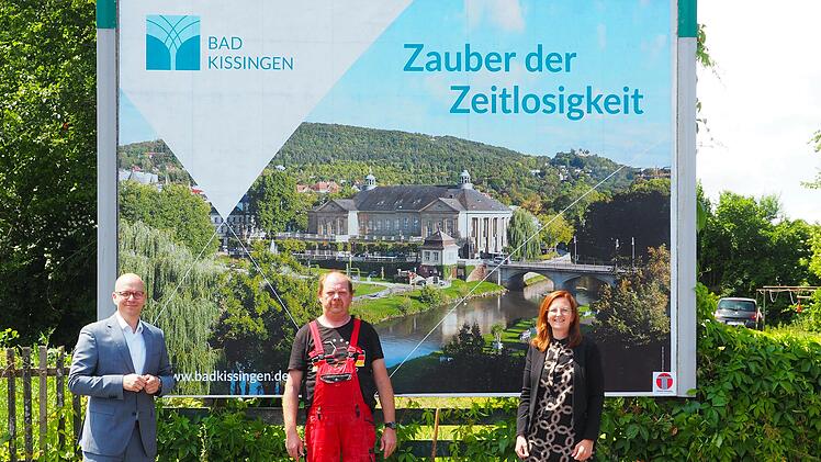 Oberbürgermeister Dr. Dirk Vogel (l.) und die  Geschäftsführerin der Bayerischen Staatsbad Bad Kissingen GmbH, Kurdirektorin Sylvie Thormann (r.)m präsentieren das erste Großflächenplakat in der Stadt. Foto: Mario Selzer