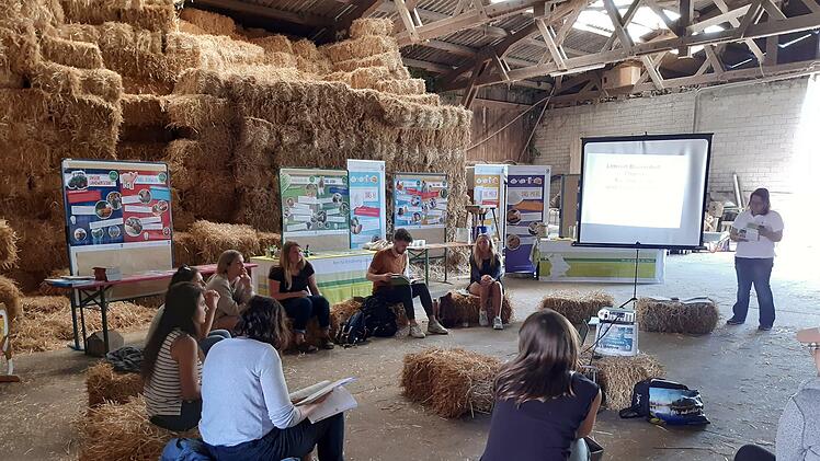 Lehramtanw&auml;rterinnen  und -anw&auml;rter erleben einen Tag im Programm Erlebnis Bauernhof auf dem Ro-senhof der Familie Hauck. Foto: Theresia Dietz