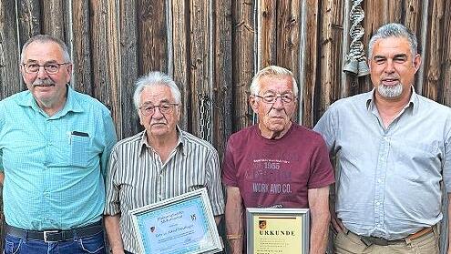 Die Reservistenkameradschaft Rotmaintal hat die Ehrung zweier langjähriger Mitglieder nachgeholt. Unser Bild zeigt (von links) Arthur Pietsch, Alfred Preußinger, Helmut Zapf und Michael Ries.