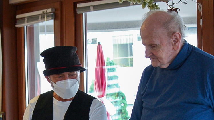 Kulmbach: "Zirkus-Peter" besucht Seniorenheim - und zaubert Bewohnern L&auml;cheln in Gesichter