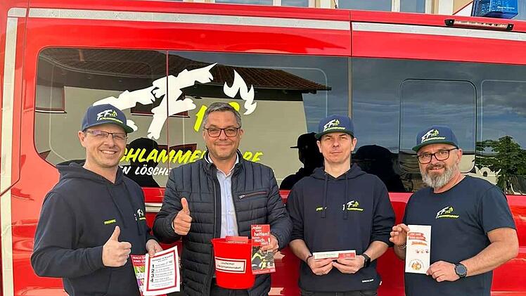 Die Feuerwehr Schlammersdorf freut sich über ihre Aktion. Sie verteilt Löscheimer in der Bevölkerung, um auf eine bestimmte Problematik hinzuweisen.