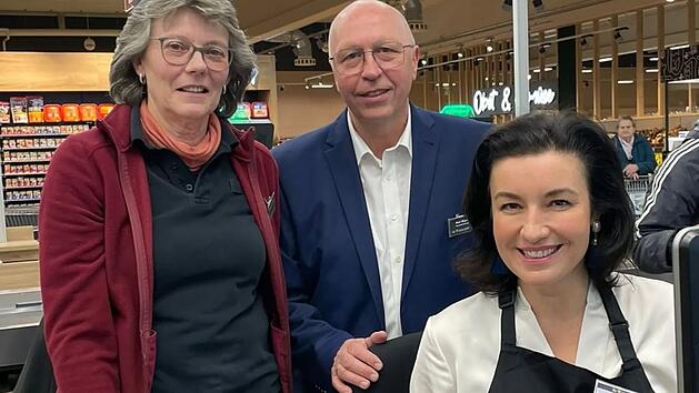 Edeka: CSU-Politikerin Dorothee Bär sitzt an Supermarktkasse - "neue Mitarbeiterin"