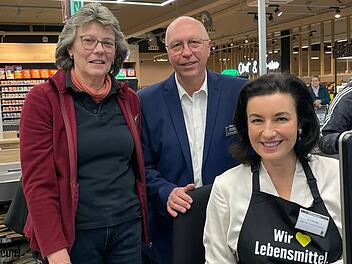 Edeka: CSU-Politikerin Dorothee Bär sitzt an Supermarktkasse - "neue Mitarbeiterin"
