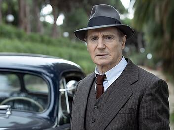 Liam Neeson tritt mit seiner Titelrolle in "Marlowe" unter anderem in die Fußstapfen von Humphrey Bogart.