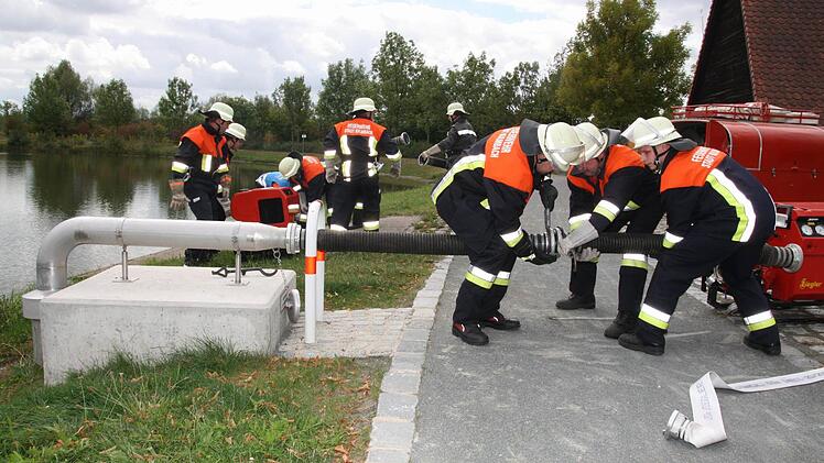 Erstmals im Rahmen einer Übung getestet: die Löschwasser-Entnahmestelle am Badesee. Fotos: Katrin Geyer