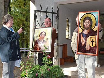 Die  beiden Ikonen, die am Sonntag gesegnet wurden und ihren Platz in der Barbara-Kapelle erhielten, stammen aus der Hand von Irmgard Eichler (links) .  Fotos: Katharina Becht