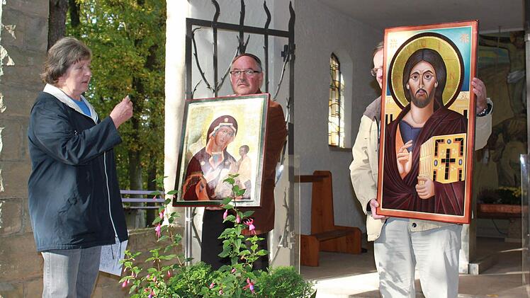 Die  beiden Ikonen, die am Sonntag gesegnet wurden und ihren Platz in der Barbara-Kapelle erhielten, stammen aus der Hand von Irmgard Eichler (links) .  Fotos: Katharina Becht
