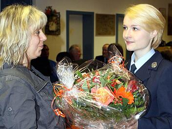 Die bisherige Vorsitzende der Feuerwehr Heinersberg, Tanja Hagen (rechts), überreichte an ihre Nachfolgerin Kirstin Fischer einen Blumenstrauß für die Bereitschaft, sich der Aufgabe als Vorsitzende der Feuerwehr zu stellen. Foto: Michael Wunder