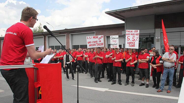 Thomas Höhn, Gewerkschaftssekretär der IG Metall Schweinfurt, spricht in Eltmann vor den Metallern. Foto: Andreas Lösch