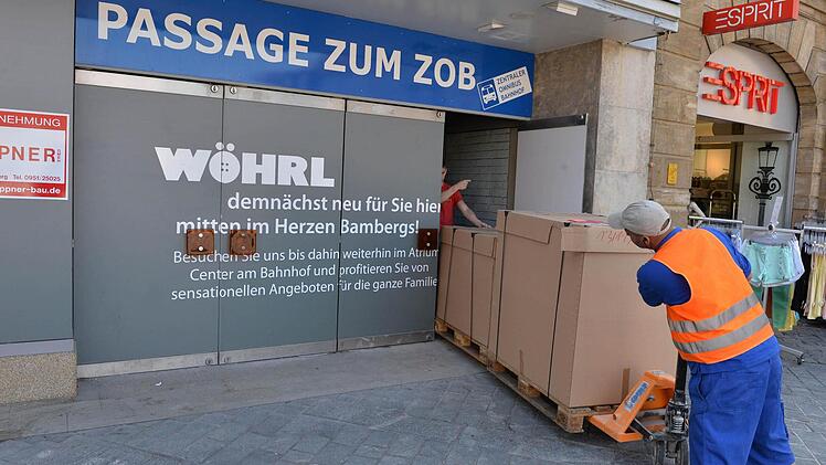 Zum Maxplatz hin fällt der Umbau im ehemaligen Kaufhaus kaum auf, wenn nicht gerade Material angeliefert wird.