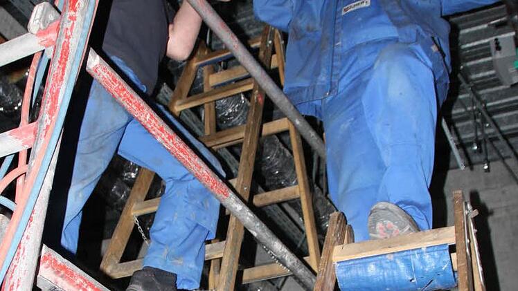 Frank Roth (rechts) und Marcel Sommer sind für die Installation der Pumpanlage zuständig.