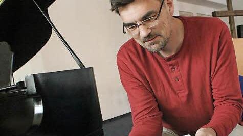 Paulas Vater, Frank Sczesny, unterrichtet seine Tochter Paula.