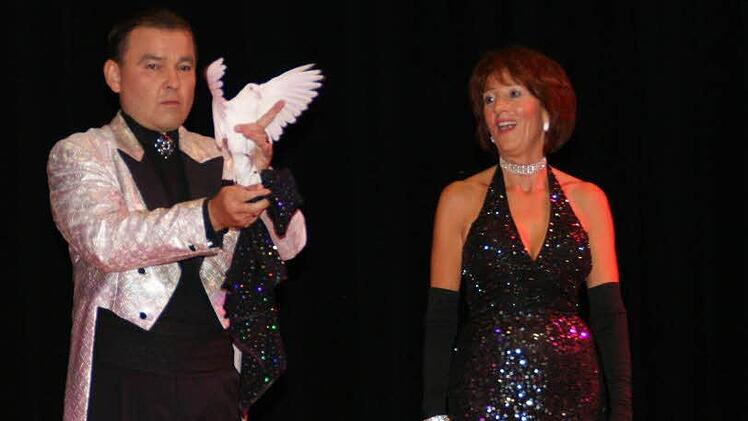 Für zauberhafte Momente bei der Sportgala sorgten Magier Joe Walthera und seine Assistentin Pafema.