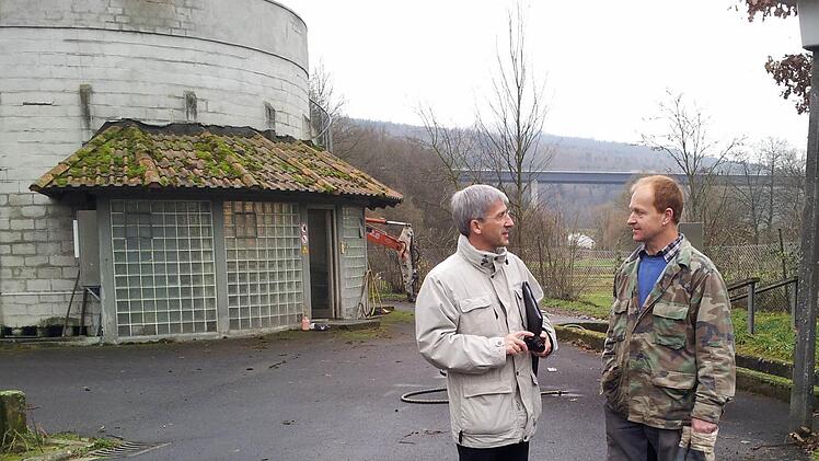 In die Jahre gekommen: Die Kläranlage in Riedenberg wurde 1970 eingeweiht. Professor Gerald Steinmann (links) lässt sich von Wasserwart Berthold Schaab die Anlage zeigen. Foto: Uwe Schmidt