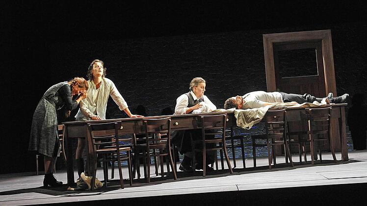 "Riders to the Sea" (von links): Cathleen (Nadja Merzin), Nora (Anna Gütter), Maurya (Kora Pavelic) und Bartley (Salomon Zulic del Canto). Foto: Andrea Kremper