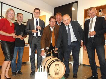 Die letzten Tropen des Zwetschgen-Edelbrand wurden von den stellvertretenden Landräten Peter Suckfüll und Alfred Schrenk in das Fass gefüllt. Das Bild zeigt von links: Franziska Bischof, Andreas Lutz, Mathias Gerstner, Peter Suckfüll, Michael Pfaff, Alfred Schrenk und Hubert Fröhlich. Foto: Marion Eckert