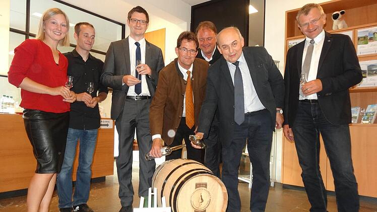 Die letzten Tropen des Zwetschgen-Edelbrand wurden von den stellvertretenden Landräten Peter Suckfüll und Alfred Schrenk in das Fass gefüllt. Das Bild zeigt von links: Franziska Bischof, Andreas Lutz, Mathias Gerstner, Peter Suckfüll, Michael Pfaff, Alfred Schrenk und Hubert Fröhlich. Foto: Marion Eckert