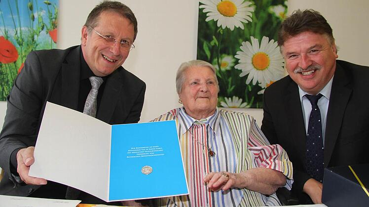 Auch Landrat Klaus Peter Söllner (rechts) und OB Henry Schramm gratulierten der Hundertjährigen. Foto: Sonny Adam