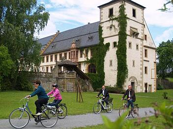 Was in der Klosteranlage Maria Bildhausen in den nächsten 30 Jahren geschehen könnte, präsentierten Planer und Leiter der Einrichtung bei einem Rundgang. Erstes Projekt wird ein Dorfplatz sein, der inmitten des Klosters angelegt werden soll. Foto: Hanns Friedrich