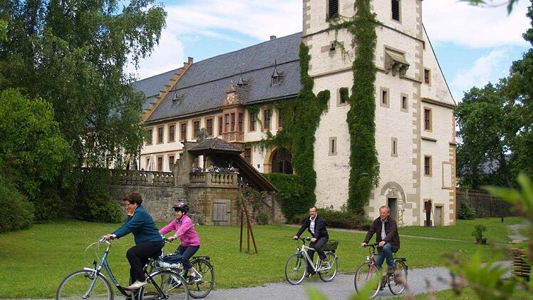 Was in der Klosteranlage Maria Bildhausen in den nächsten 30 Jahren geschehen könnte, präsentierten Planer und Leiter der Einrichtung bei einem Rundgang. Erstes Projekt wird ein Dorfplatz sein, der inmitten des Klosters angelegt werden soll. Foto: Hanns Friedrich
