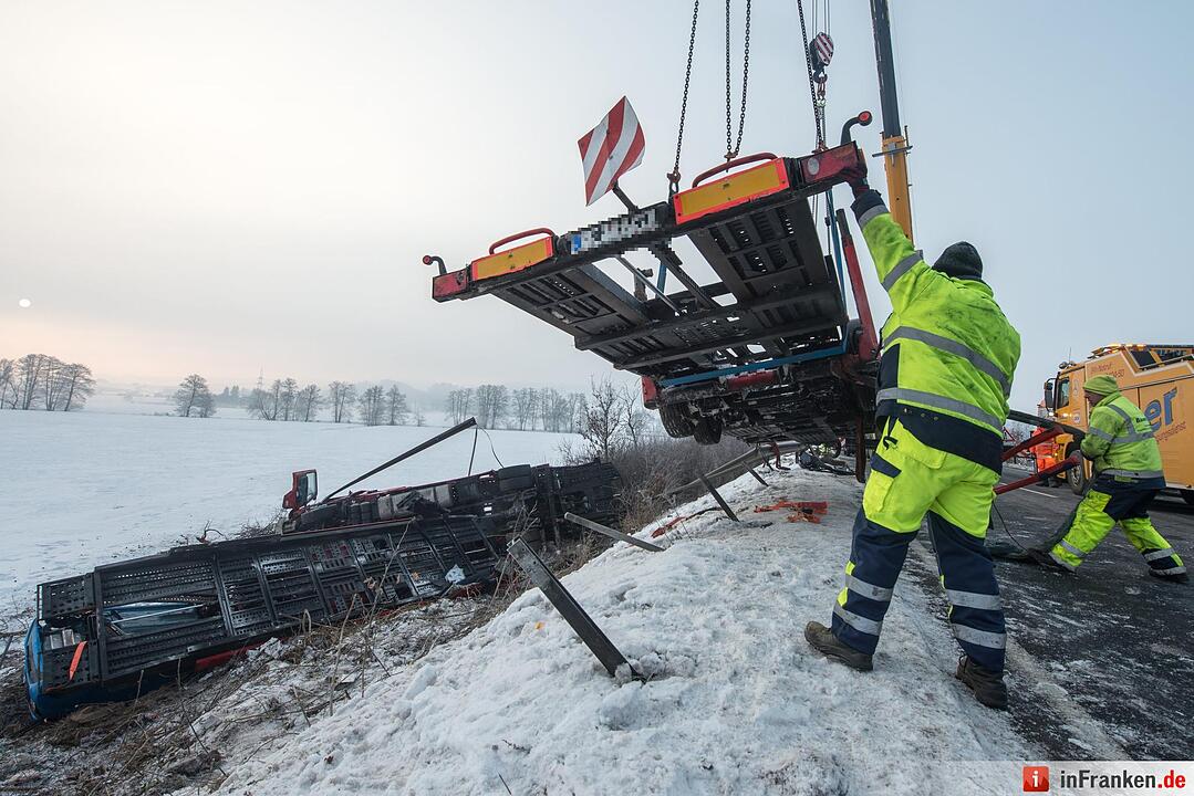Zusammenstoß mit Autotransporter - Frau nach Unfall in der Oberpfalz in Lebensgefahr