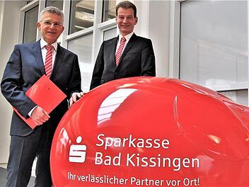Sparkassenchef Roland Friedrich (links) und sein Vorstandskollege Michael Rendl sind mit dem Jahresergebnis zufrieden.  Foto: Sigismund von Dobschütz