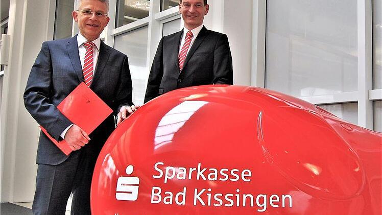 Sparkassenchef Roland Friedrich (links) und sein Vorstandskollege Michael Rendl sind mit dem Jahresergebnis zufrieden.  Foto: Sigismund von Dobschütz