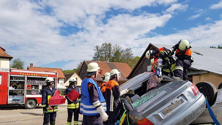Gemeinsame Übung der Feuerwehren aus der Marktgemeinde Burkardroth, Aschach und Sandberg.  Foto: Sebastian Metz
