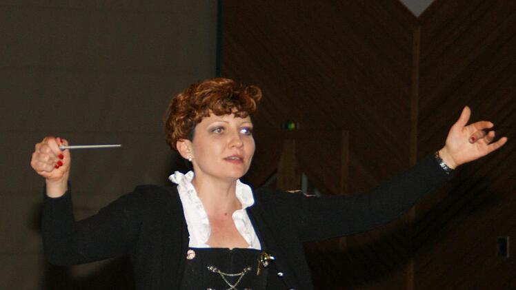 Kristina Renner ist die erste Frau am Dirigentenpult der Blaskapelle Kirchaich. Sie hat das Orchester fest im Griff und kann die Musiker motivieren, wie das gute Abschneiden beim Wertungsspiel im Frühjahr zeigte.